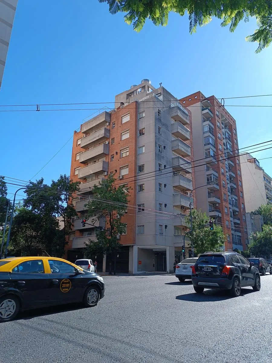 Departamento de 2 ambientes con balcón al frente en Balvanera