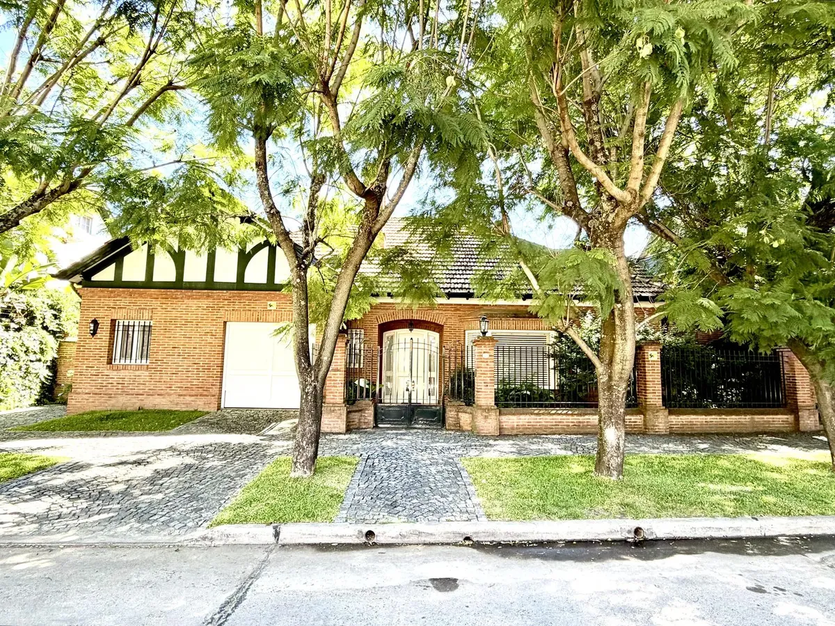 Английский дом с 3 спальнями в Barrio Parque Aguirre, Acassuso