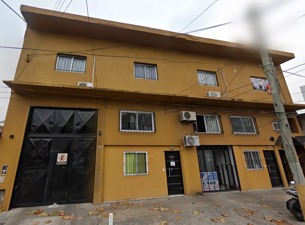 One-bedroom apartment in Caseros, second floor with private patio
