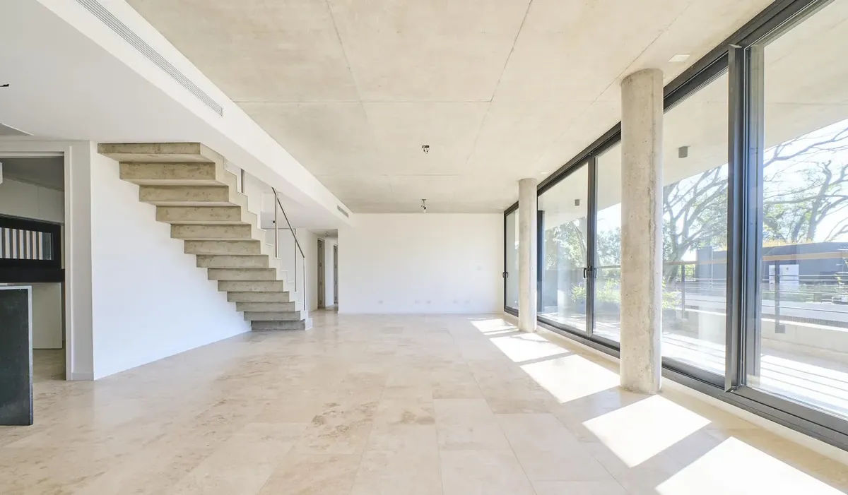 Penthouse with 3 bedrooms, private garden and pool in Victoria