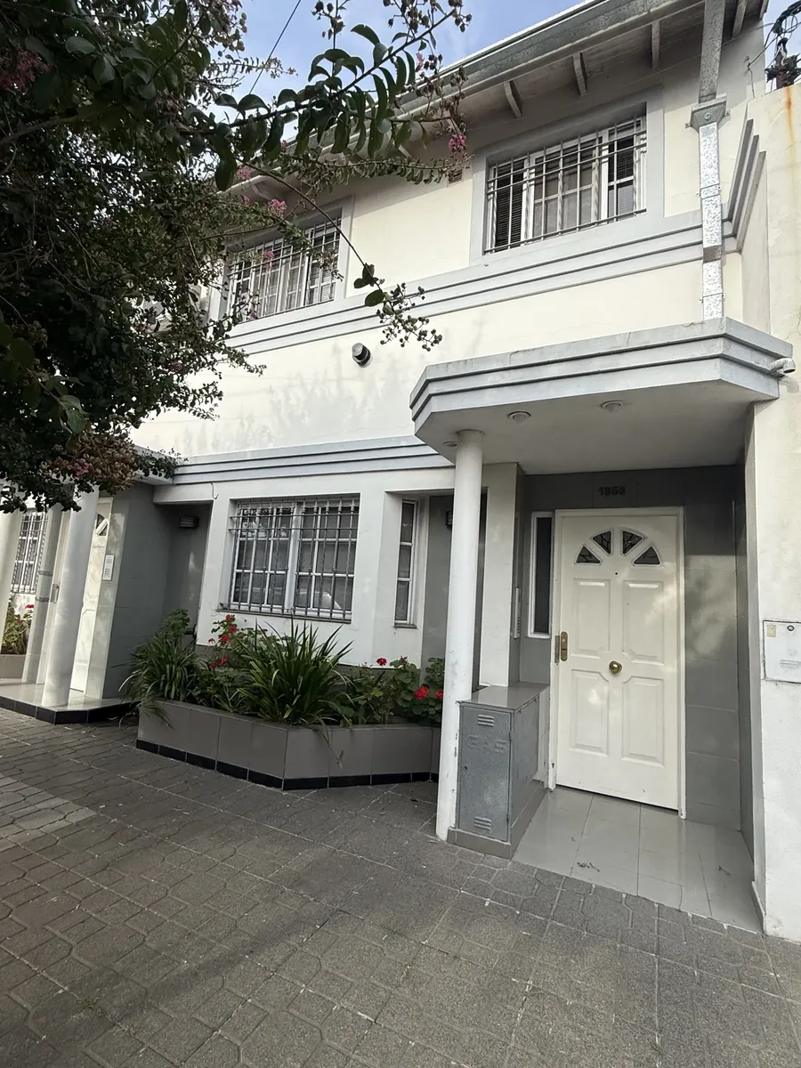 Departamento de 2 ambientes con patio en Ramos Mejía Sur