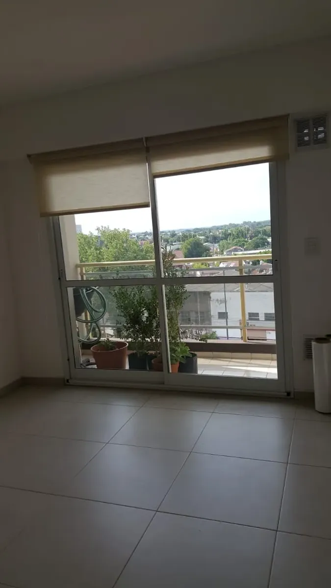 Departamento de 2 ambientes con balcón al frente en Morón
