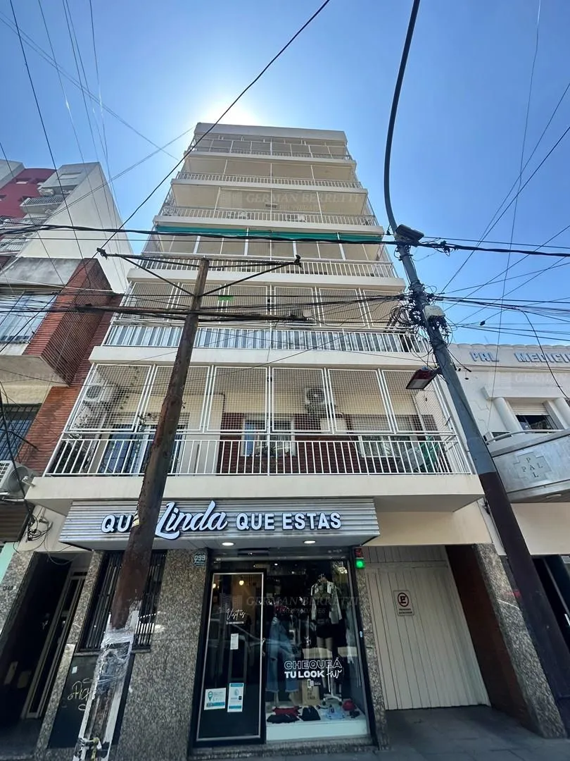 Apartamento de três ambientes com 2 dormitórios e vaga coberta em Lanús