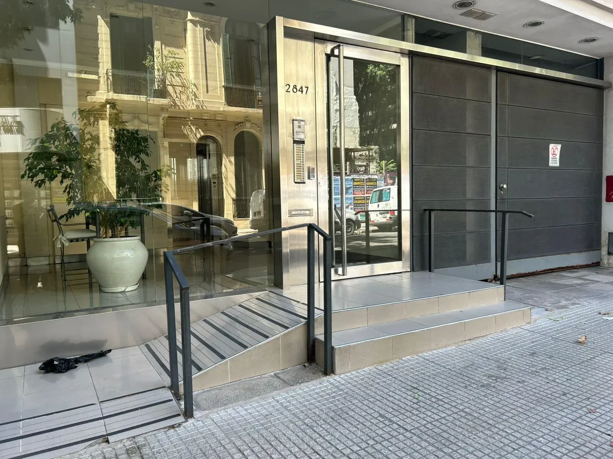 Apartamento de três ambientes com 2 dormitórios, vaga de garagem e terraço privativo em Belgrano