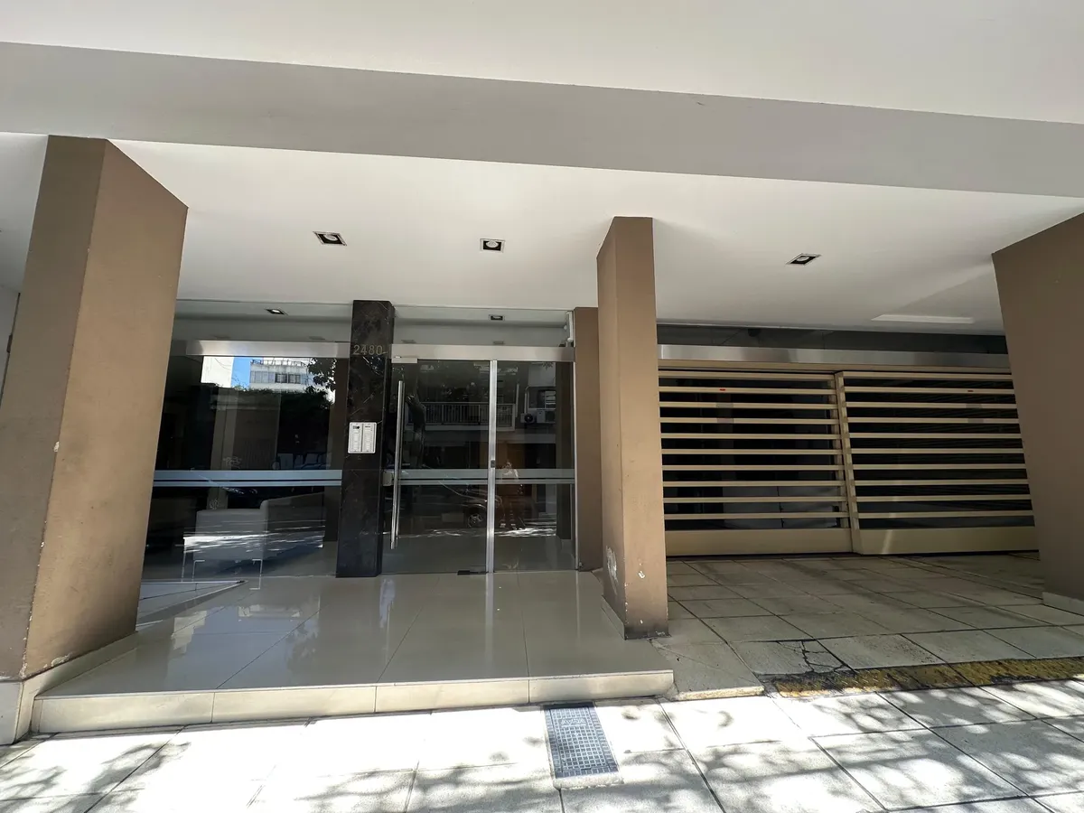 Apartamento de dois ambientes com varanda-terraço, vaga coberta e comodidades em Belgrano