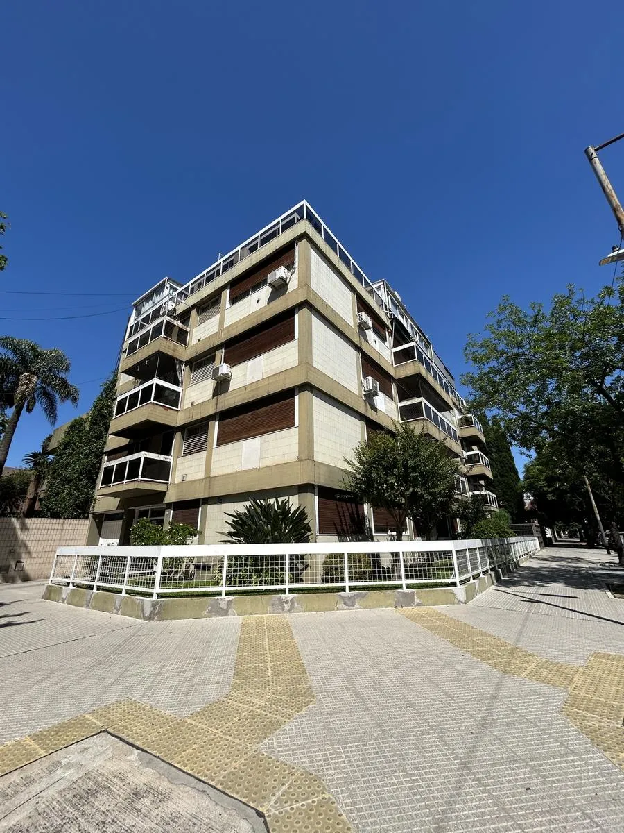 Apartamento de três ambientes com vaga de garagem em Villa Devoto