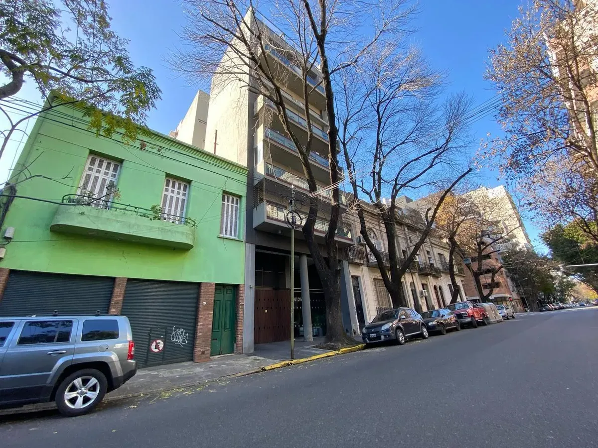 Kitnet com varanda, vaga de garagem fixa e depósito em Palermo