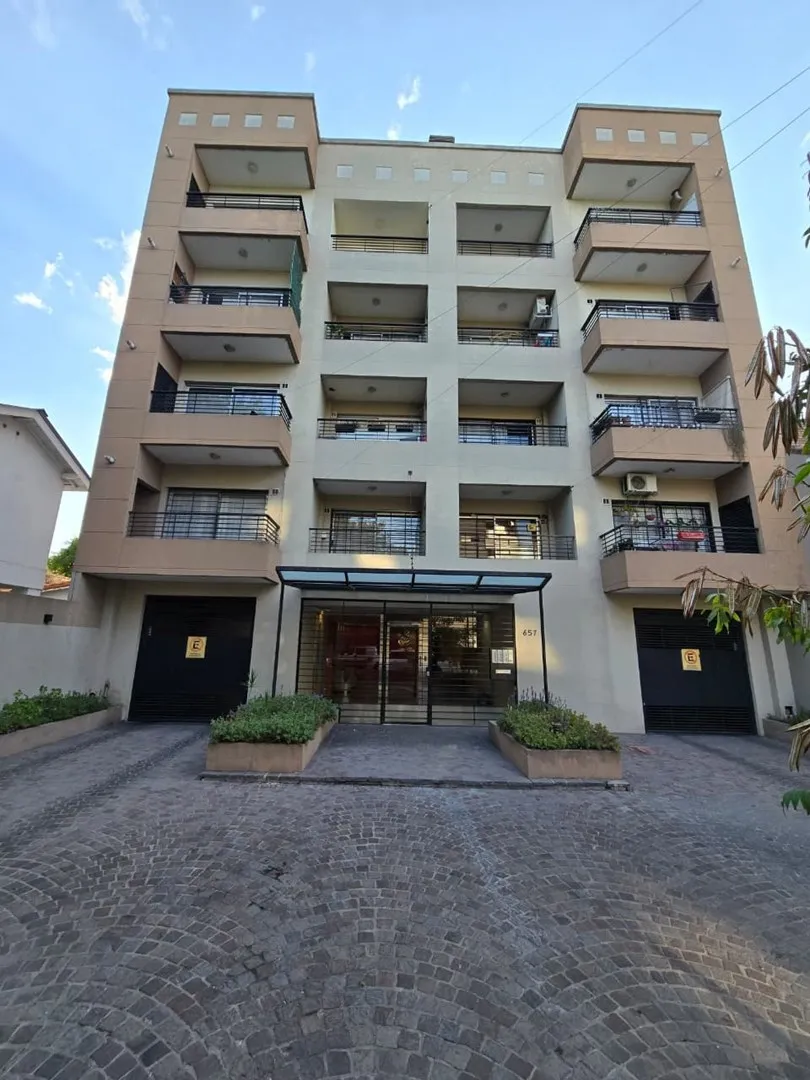 Monoambiente con balcón a la calle y cochera en Monte Grande