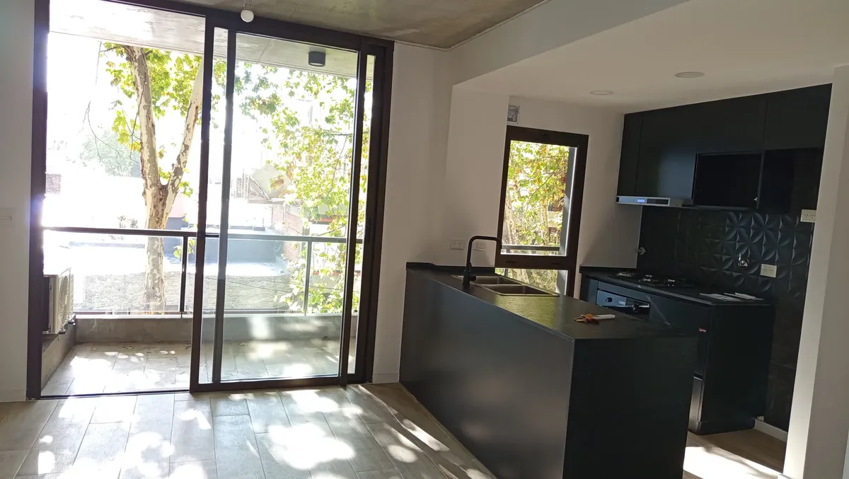 Departamento de 2 ambientes al frente con balcón corrido en Villa Luro