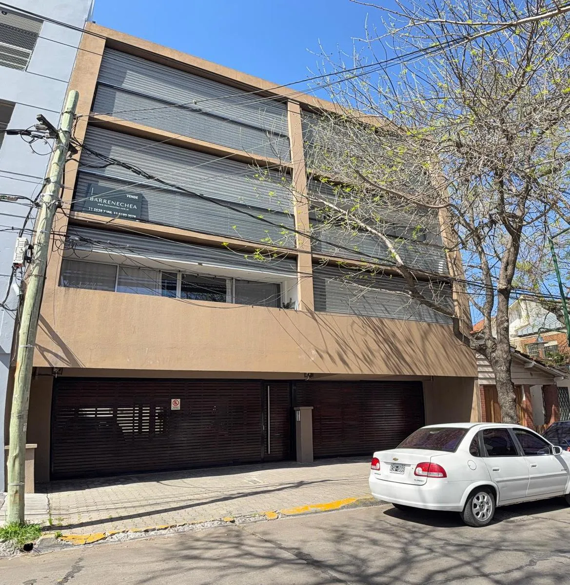 Three-room apartment with balcony in Acassuso