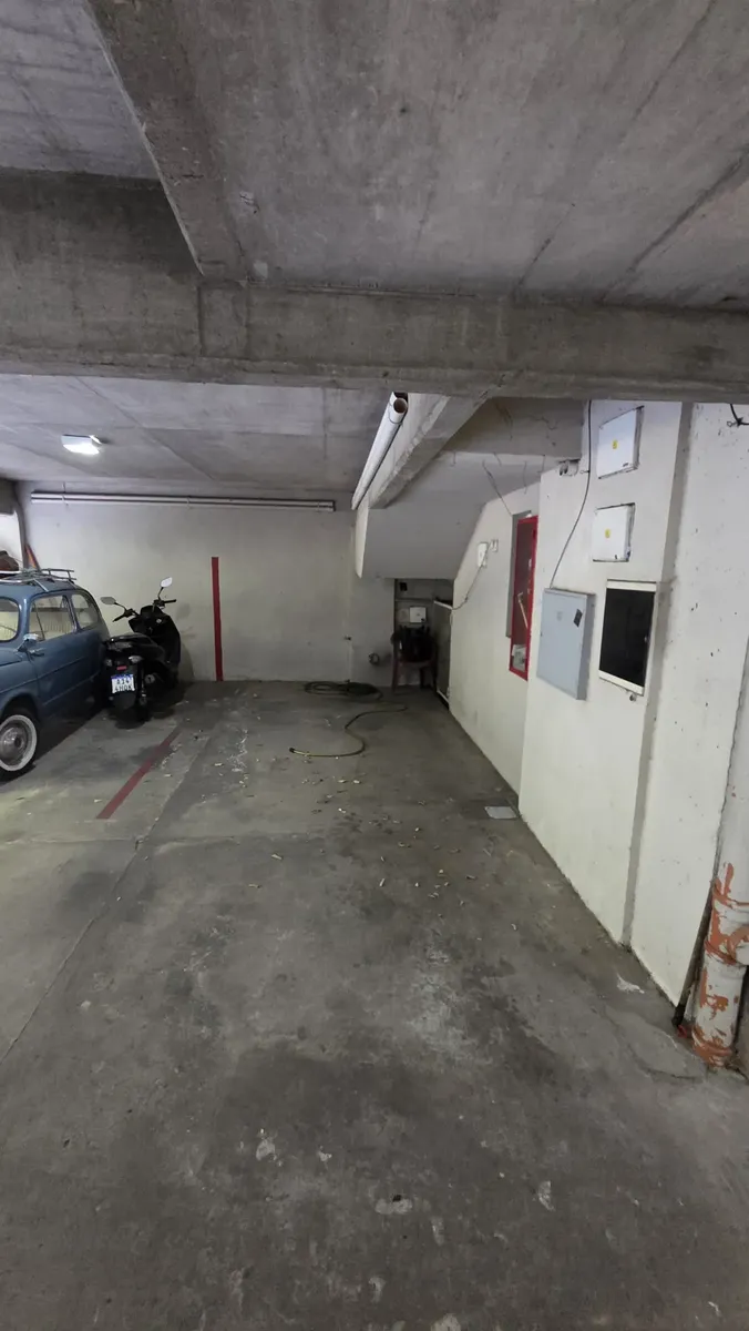 Apartamento de dois ambientes com varanda e vaga fixa em Colegiales