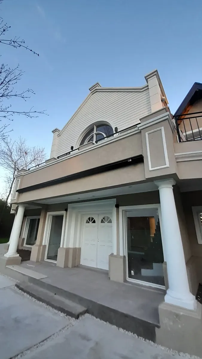 Six-bedroom apartment in Pilar on a private estate lot of 2,000 m²