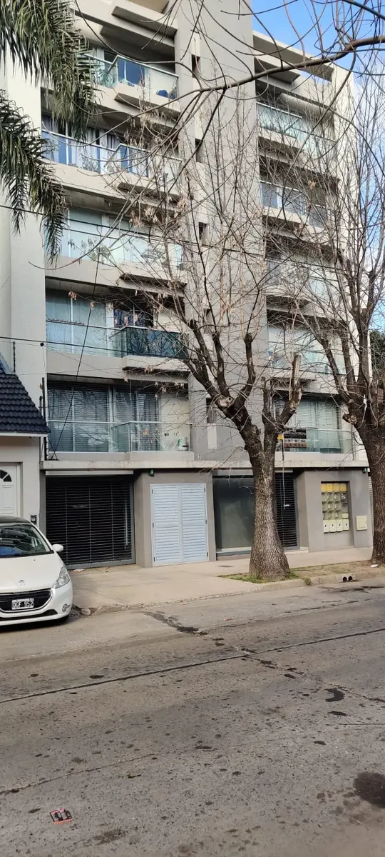 Apartamento de dois ambientes de frente com vaga de garagem fixa em Morón