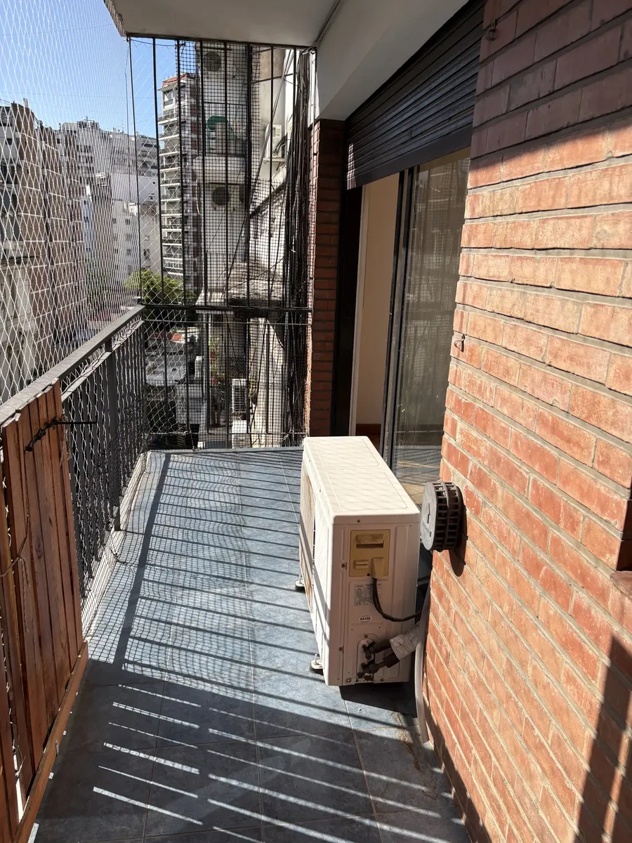 Apartamento de quatro ambientes de frente em Recoleta