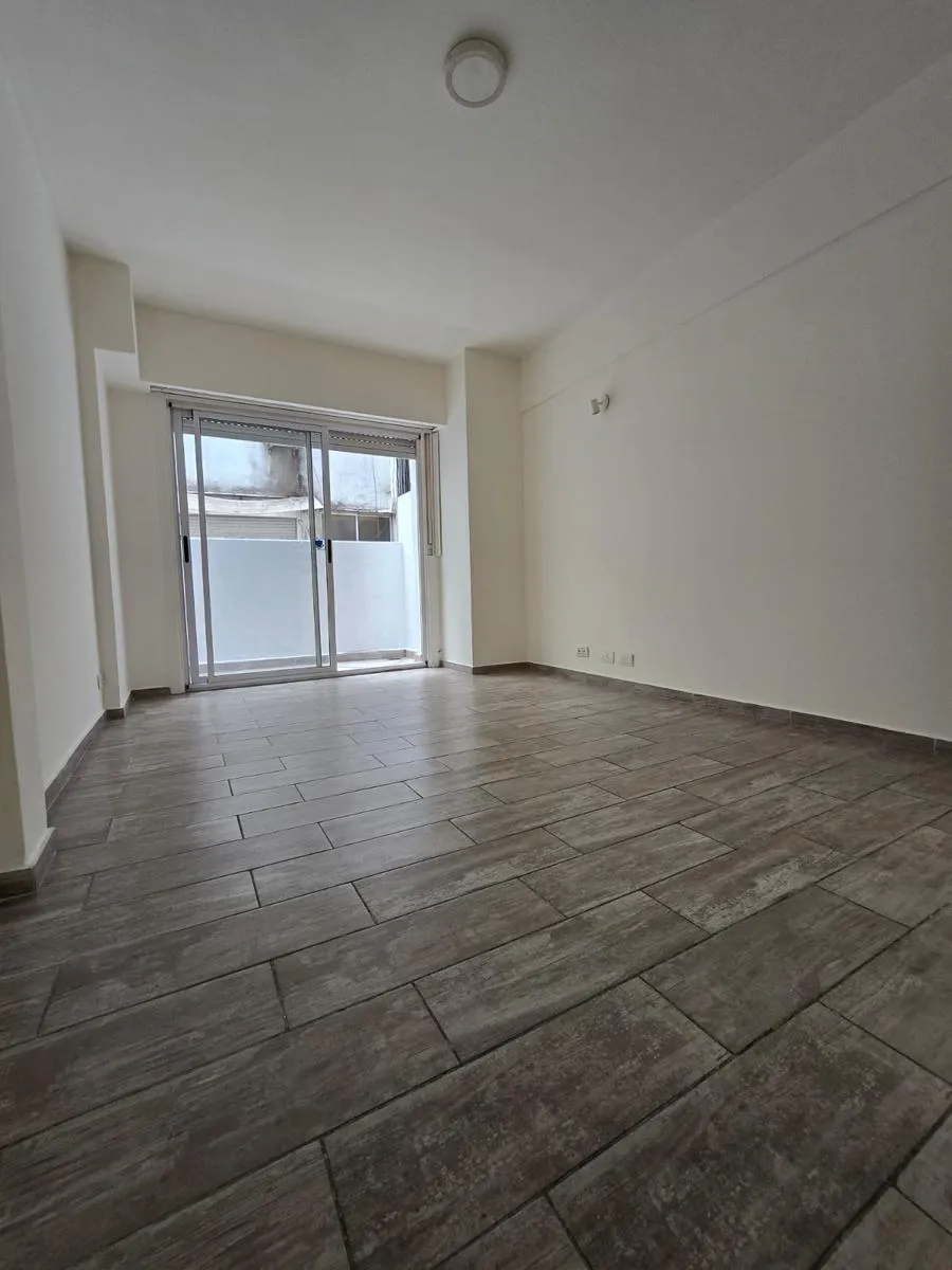 Monoambiente con balcón en Balvanera