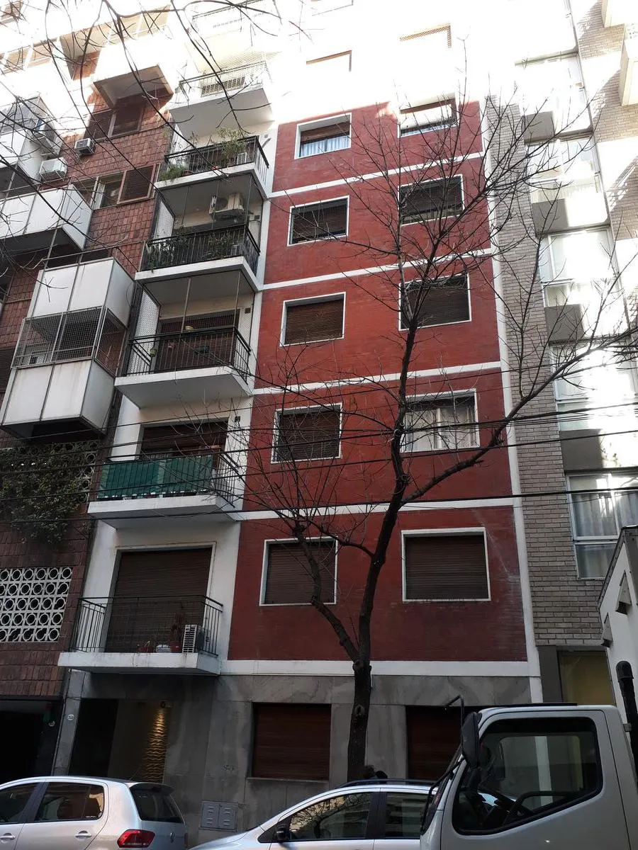 Three-room apartment with front balcony in Recoleta