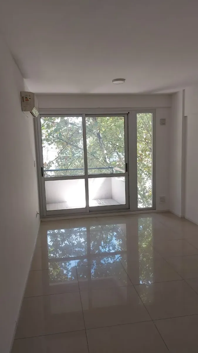 Monoambiente con balcón a la calle en Parque Chas