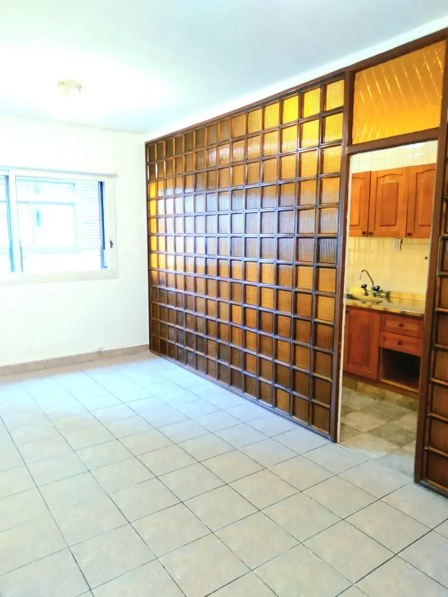 Apartamento de dois quartos em meio andar de três ambientes em Monserrat