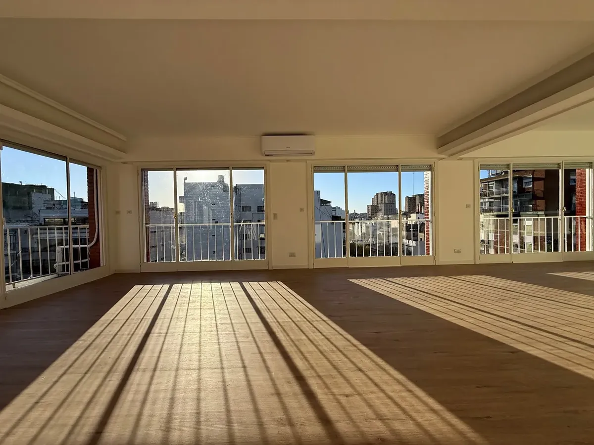 Apartamento de quatro dormitórios com varanda em Recoleta