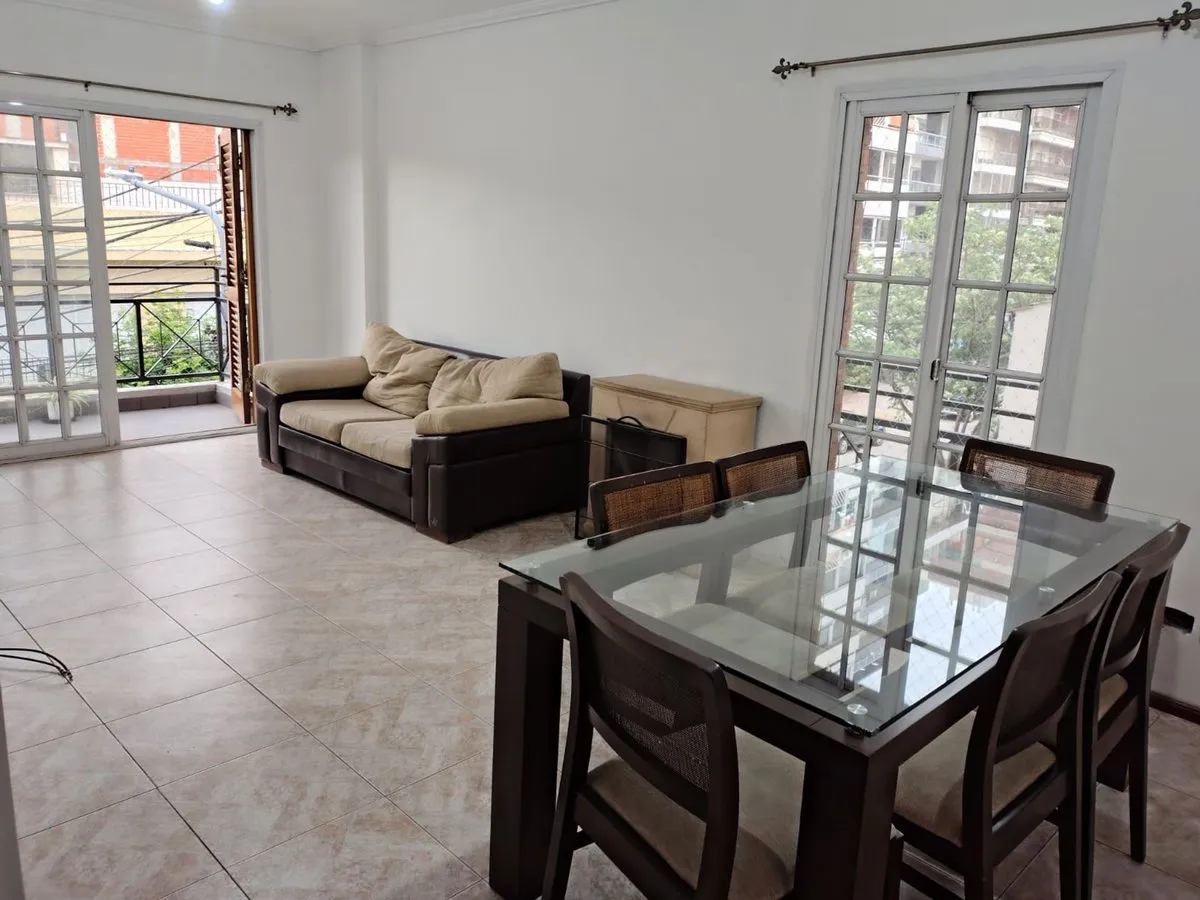 Apartamento de três ambientes com 2 quartos, varanda e vaga em Lanús