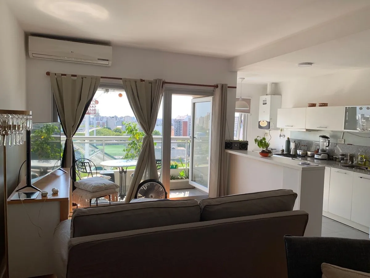 Apartamento de dois ambientes com varanda e vaga de garagem em Caballito