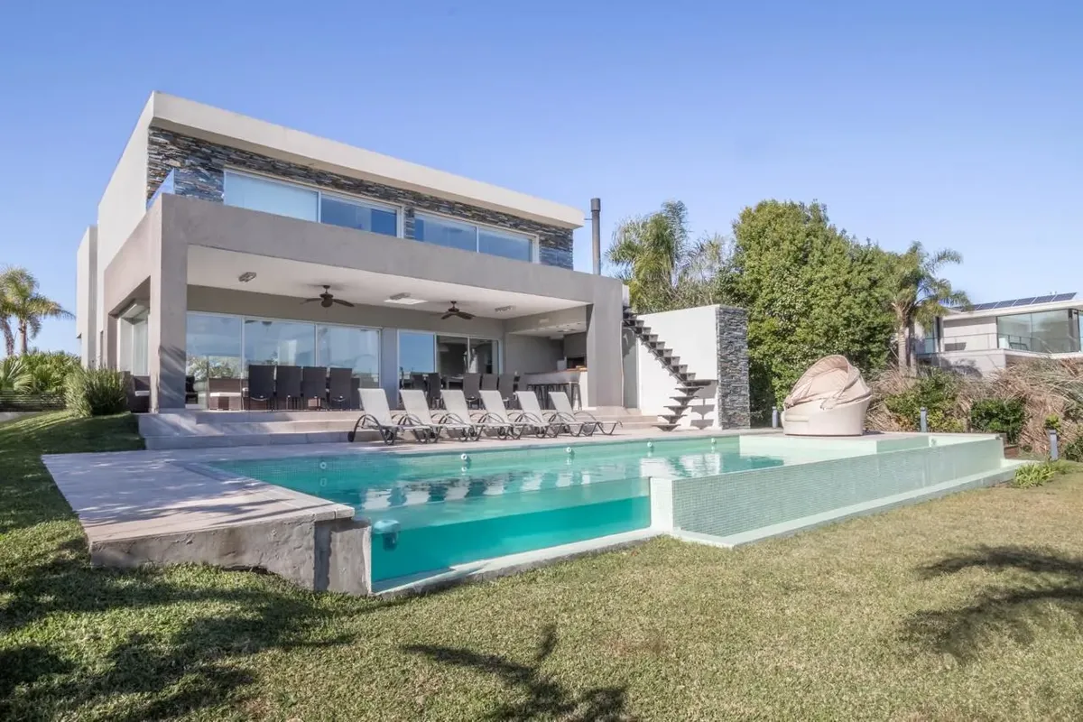 Four-bedroom riverside house with pool and dock in Tigre