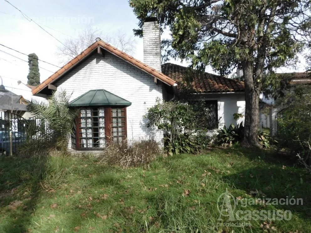 Casa em esquina com 4 dormitórios em Victoria