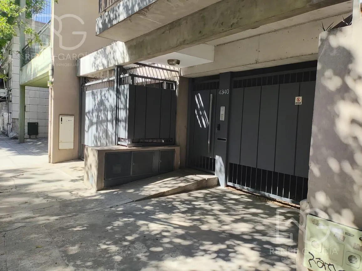 Kitnet com vaga descoberta e varanda de fundos em Núñez