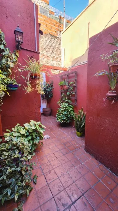Apartamento de 2 ambientes tipo casa para alugar em Lanús