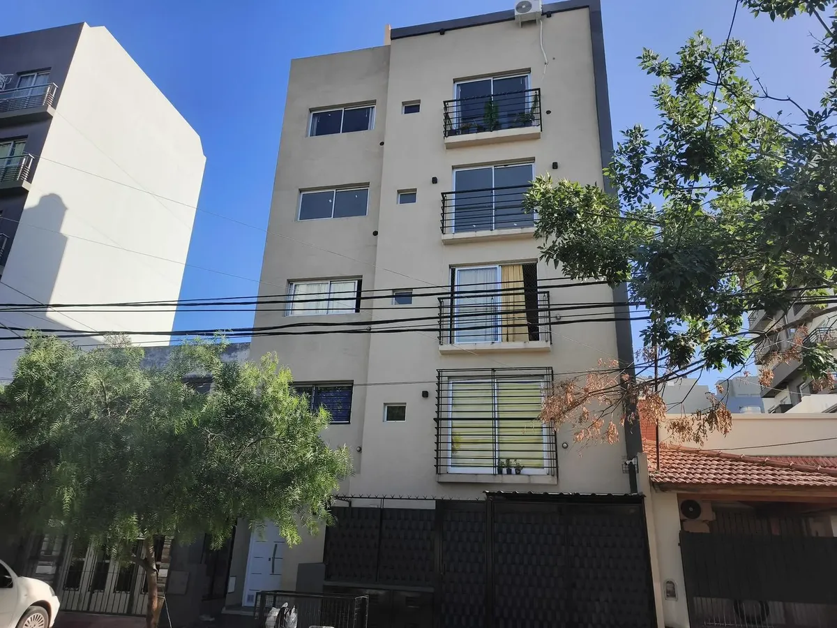 Apartamento de dois ambientes com varanda francesa em Morón