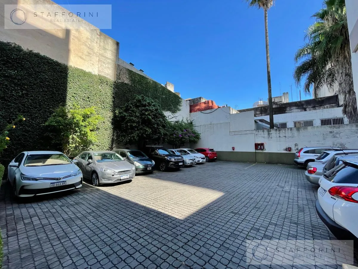 Apartamento de quatro ambientes com 3 dormitórios, varanda e vaga em Belgrano