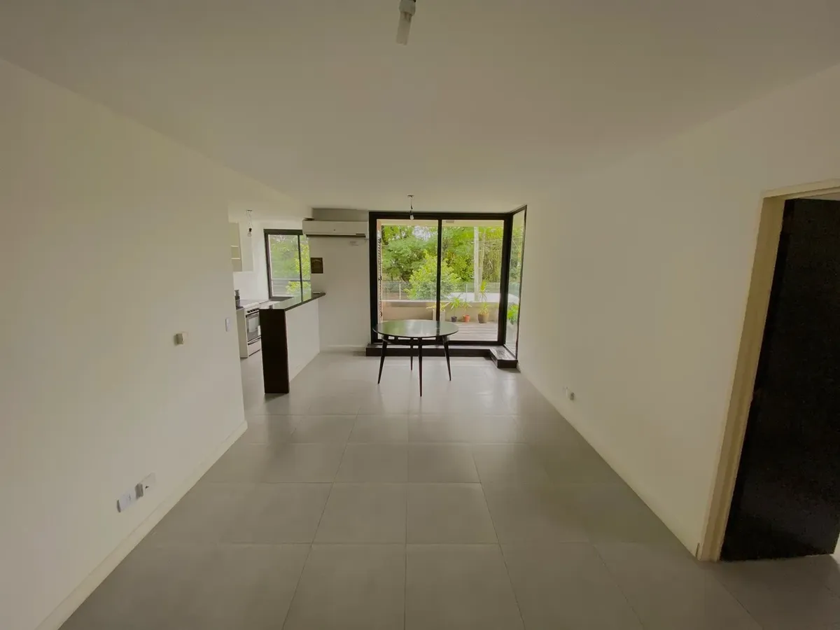 Apartamento de dois ambientes com varanda e vaga dupla em Martínez