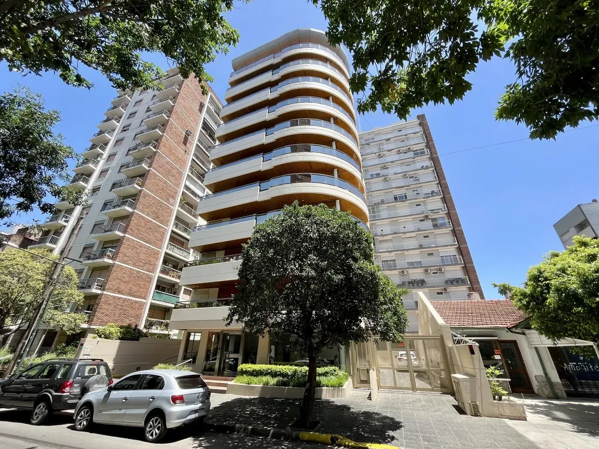 Apartamento de três dormitórios em Martínez, piso alto, com 2 vagas e depósito