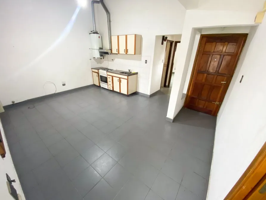 Apartamento tipo casa de 3 ambientes com pátio em Lanús