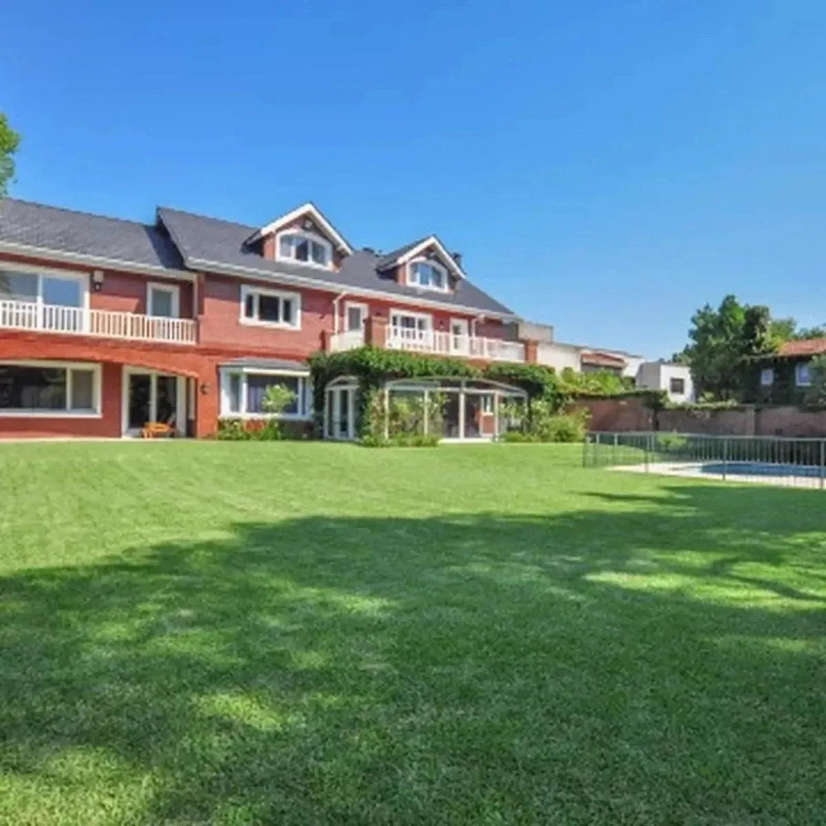 Chalet with 5 bedrooms, playroom, garden and pool in Martínez