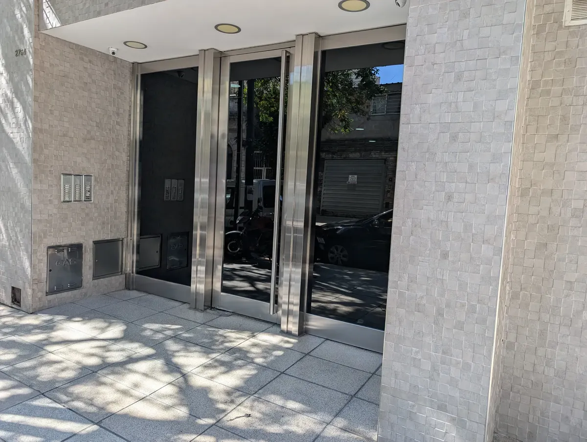 Monoambiente con balcón en Flores