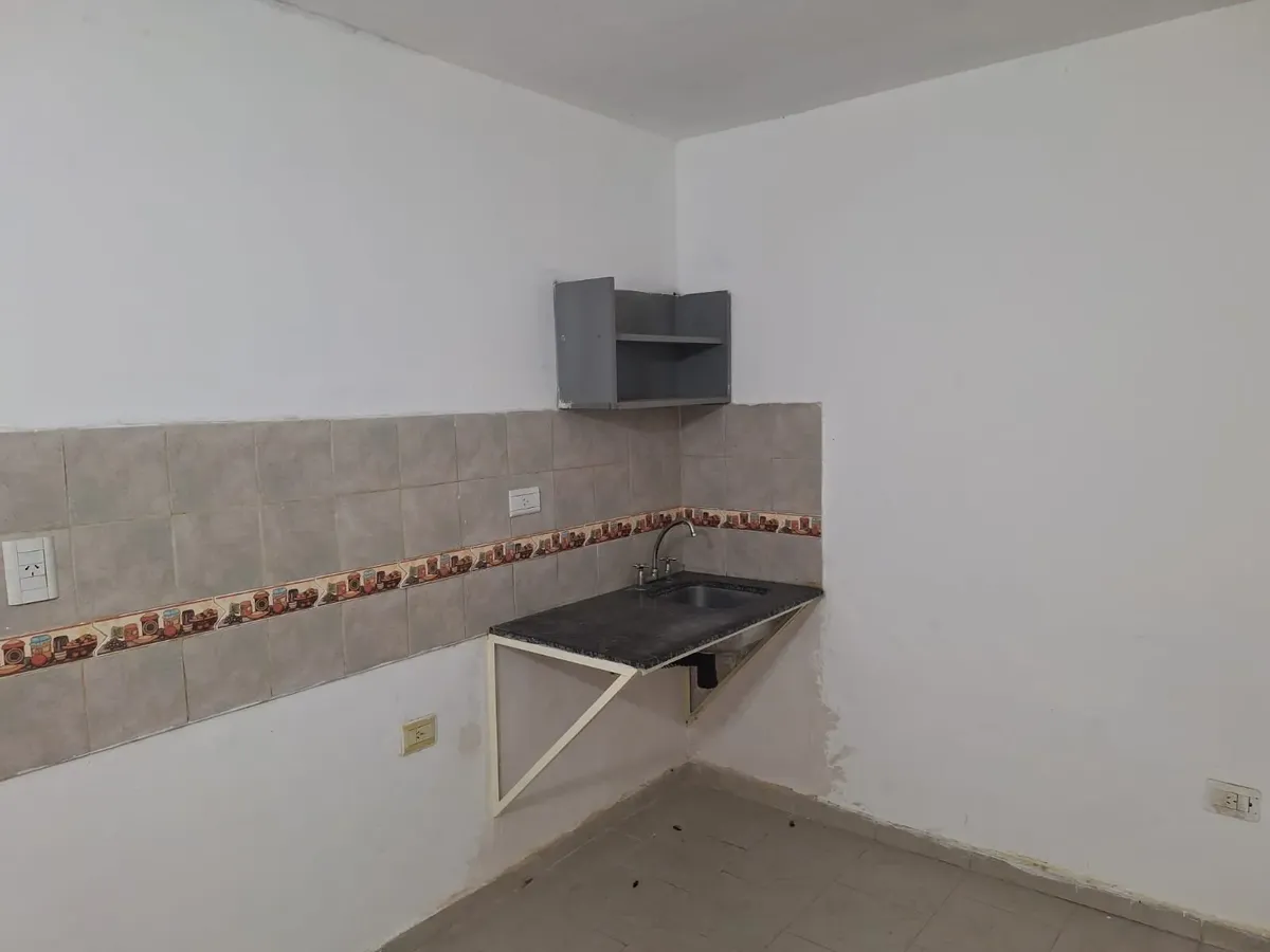 Kitnet de 1 ambiente no andar térreo em Hurlingham, fundos