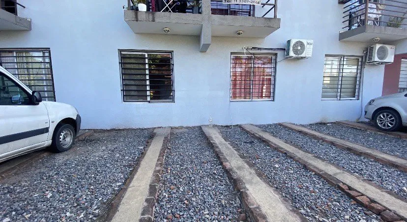 Apartamento de dois ambientes com 1 quarto em Morón, no térreo com vaga fixa