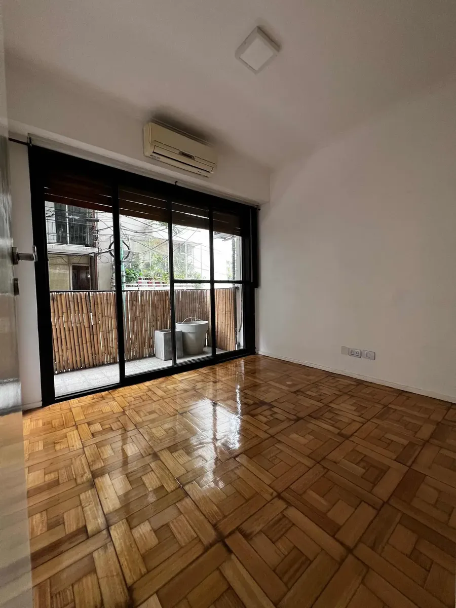 Semi-furnished four-bedroom apartment in Caballito near Parque Rivadavia