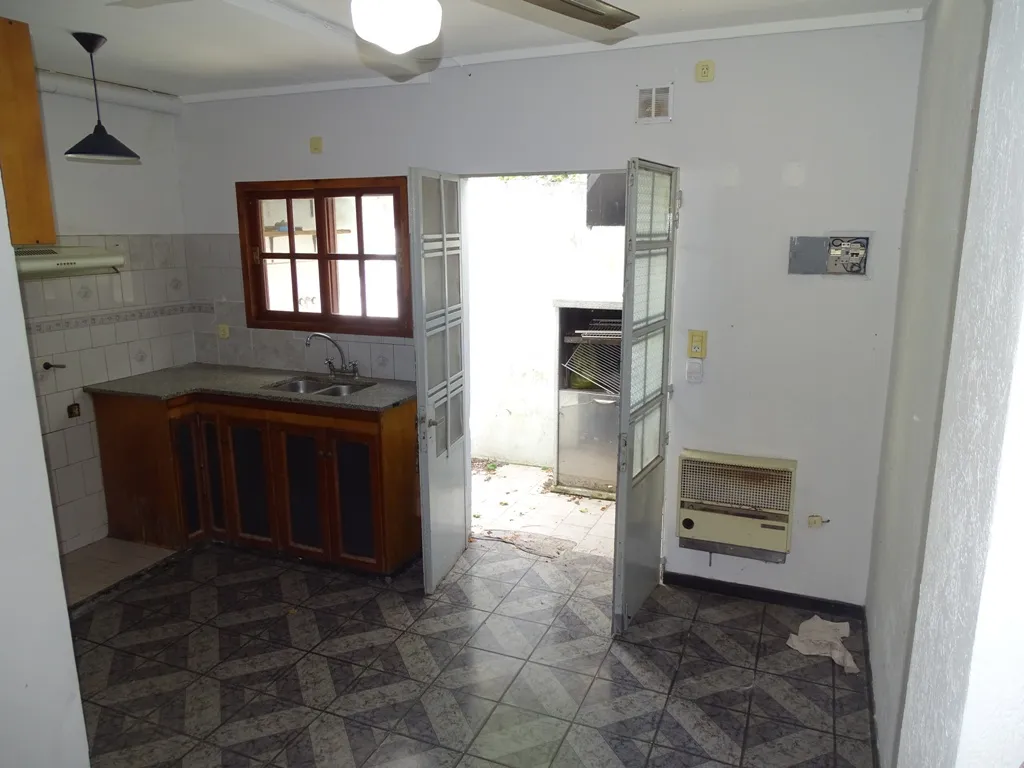 Apartamento de três dormitórios em PH de frente perto da Plaza Brandsen