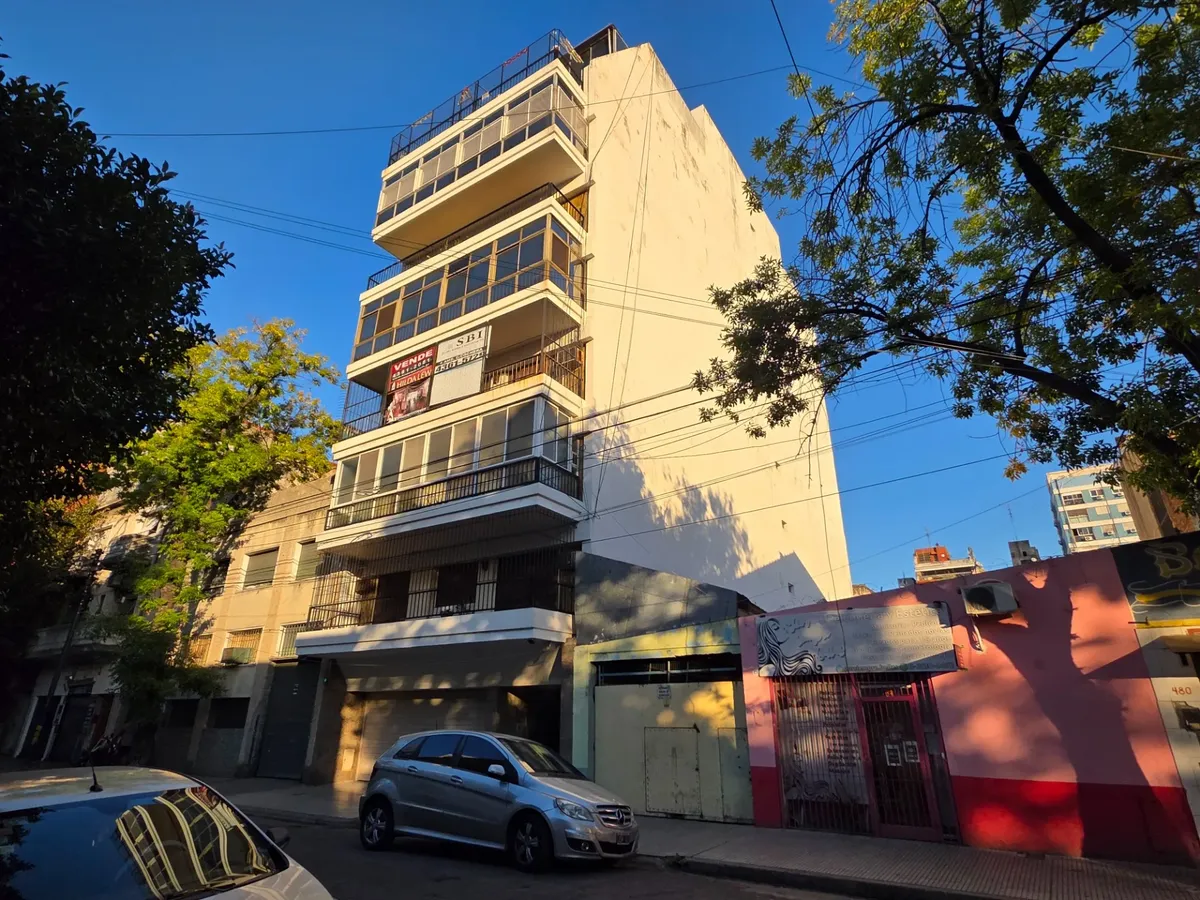 Apartamento de três ambientes com dependência e vaga de garagem em La Boca