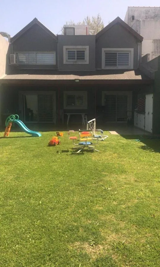 Chalet com 3 dormitórios e quintal livre em Lanús