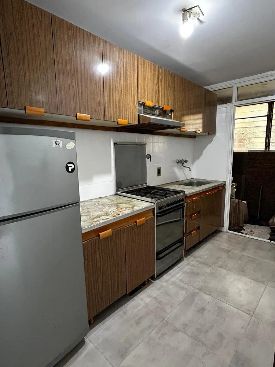Apartamento de três ambientes com 2 quartos de frente para a rua em Monserrat