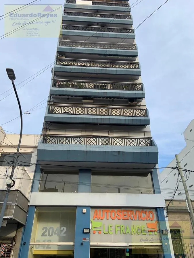 Apartamento térreo de quatro ambientes com 3 dormitórios em Lanús Este