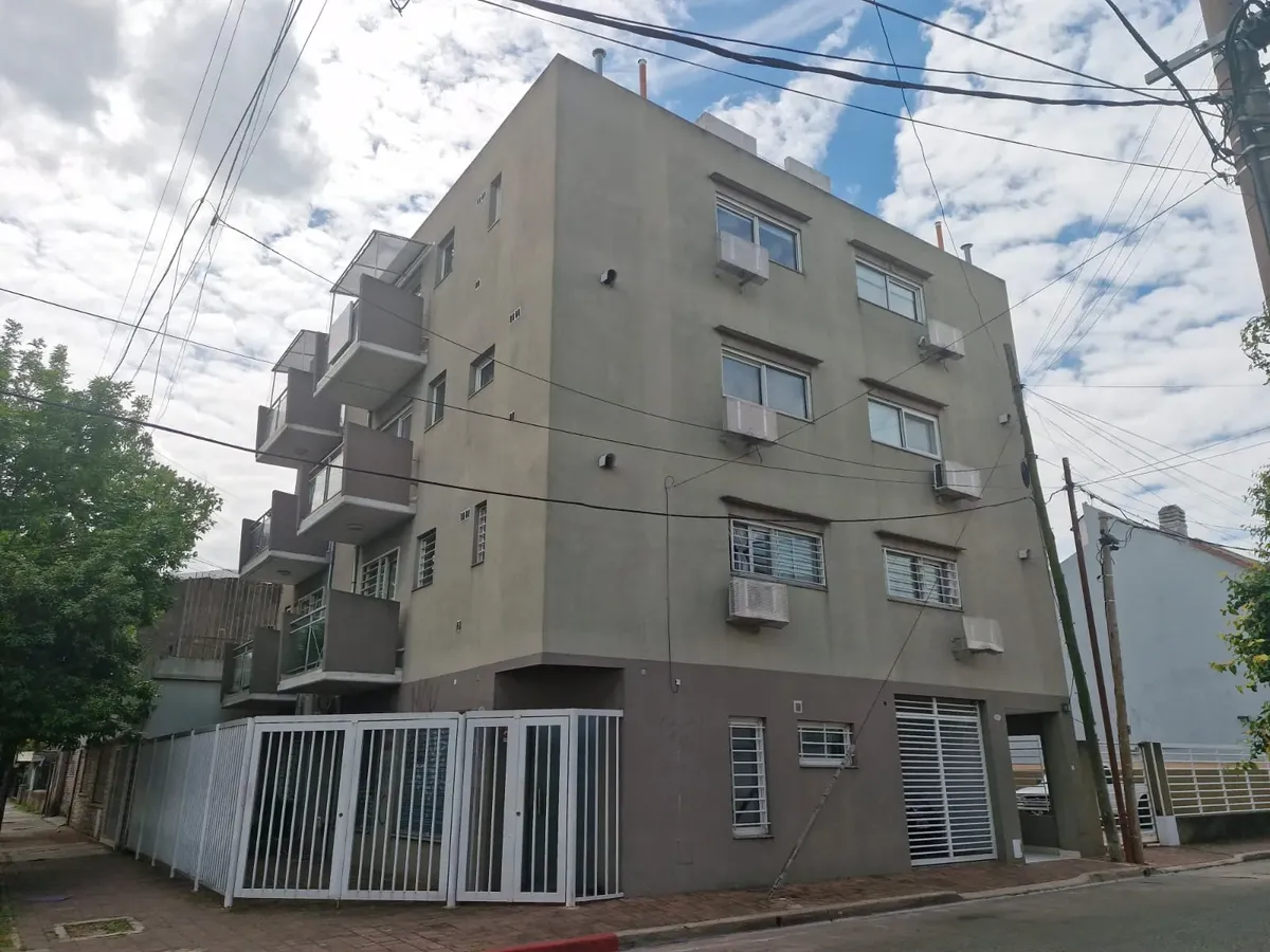 Departamento de 2 ambientes al frente en Morón con cochera