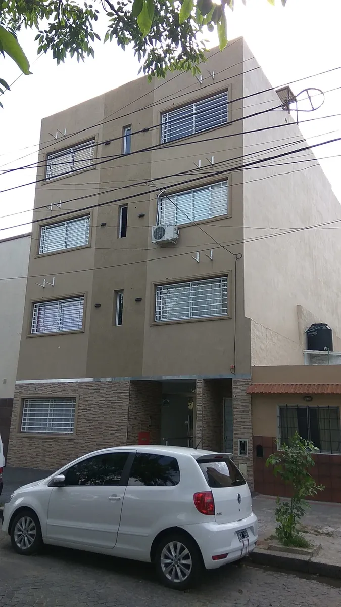 Apartamento de 2 ambientes com pátio em Mataderos