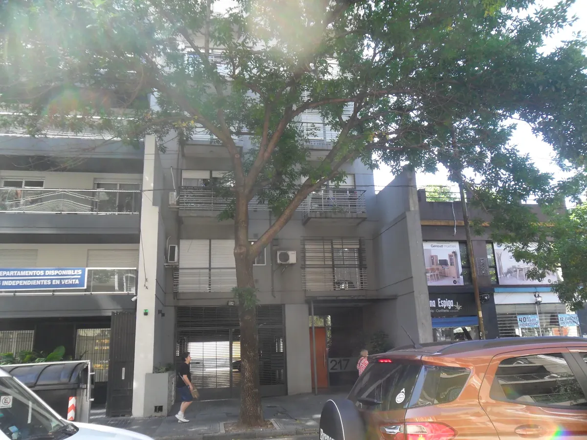 Apartamento de 2 ambientes de frente com varanda, 1 quarto e vaga fixa em Caballito
