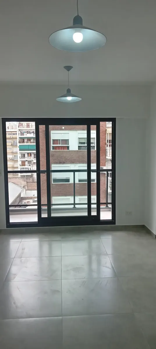 Kitnet com varanda de frente em Boedo