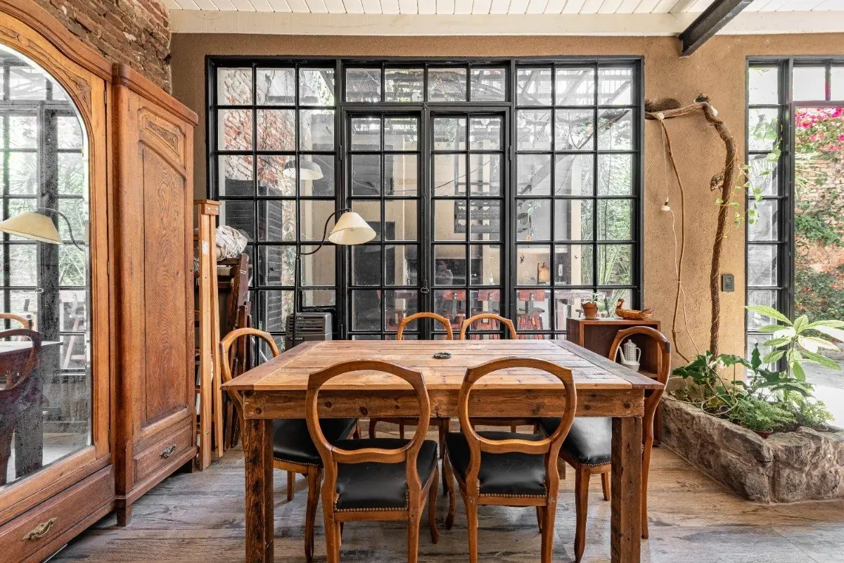 Дом в стиле французской усадьбы с большим внутренним двором в Coghlan