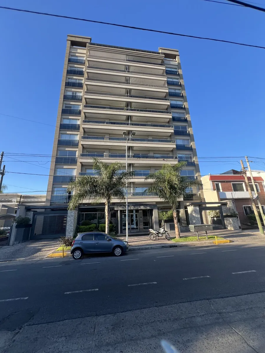 Apartamento de três ambientes de frente em Lanús